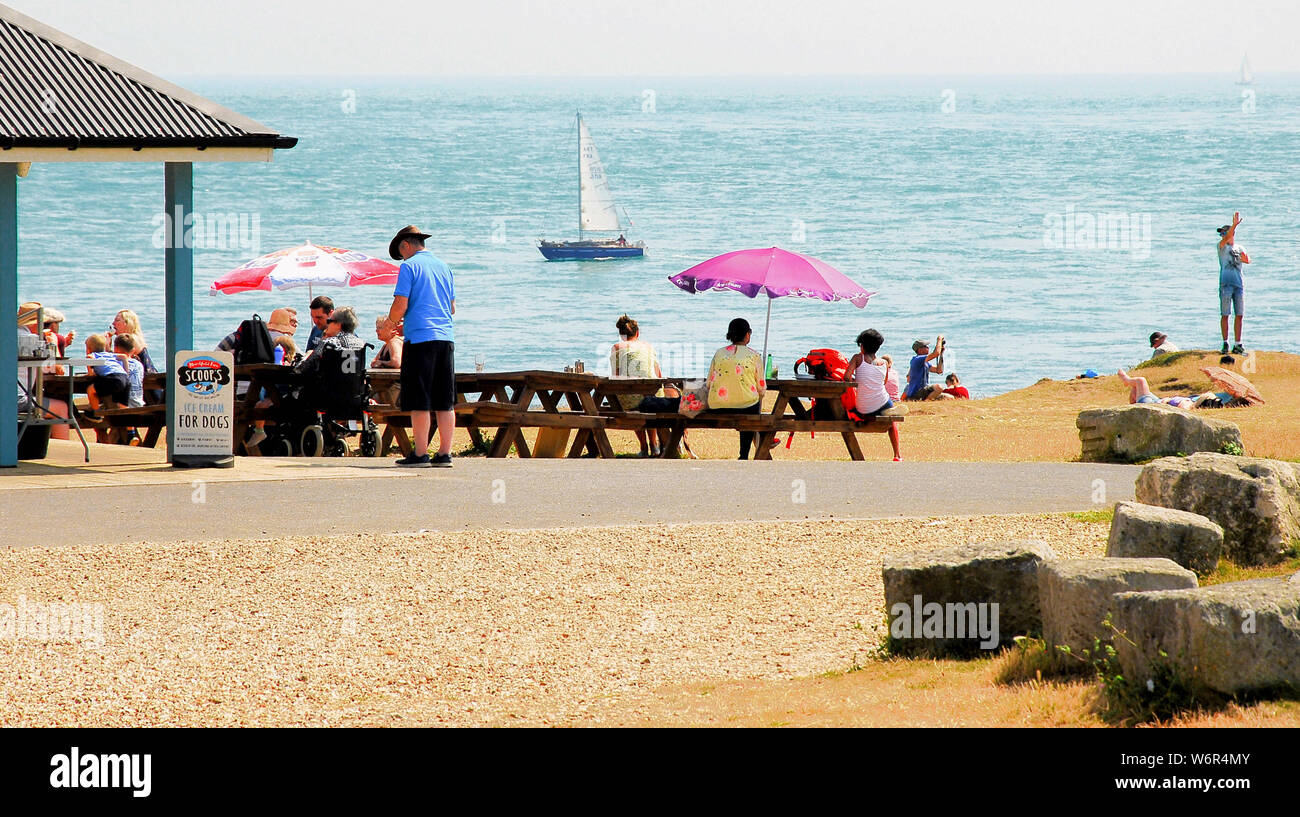 Portland, Dorset. Il 2 agosto 2019. Regno Unito Meteo. Persone godetevi il sole sulla isola di Portand nel Dorset. Credito: stuart fretwell/Alamy Live News Foto Stock