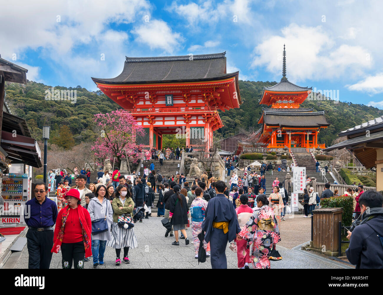 I turisti al West Gate di Kiyomizudera (Kiyomizu-dera), un tempio buddista nel sud Higashiyama, Kyoto, Giappone Foto Stock