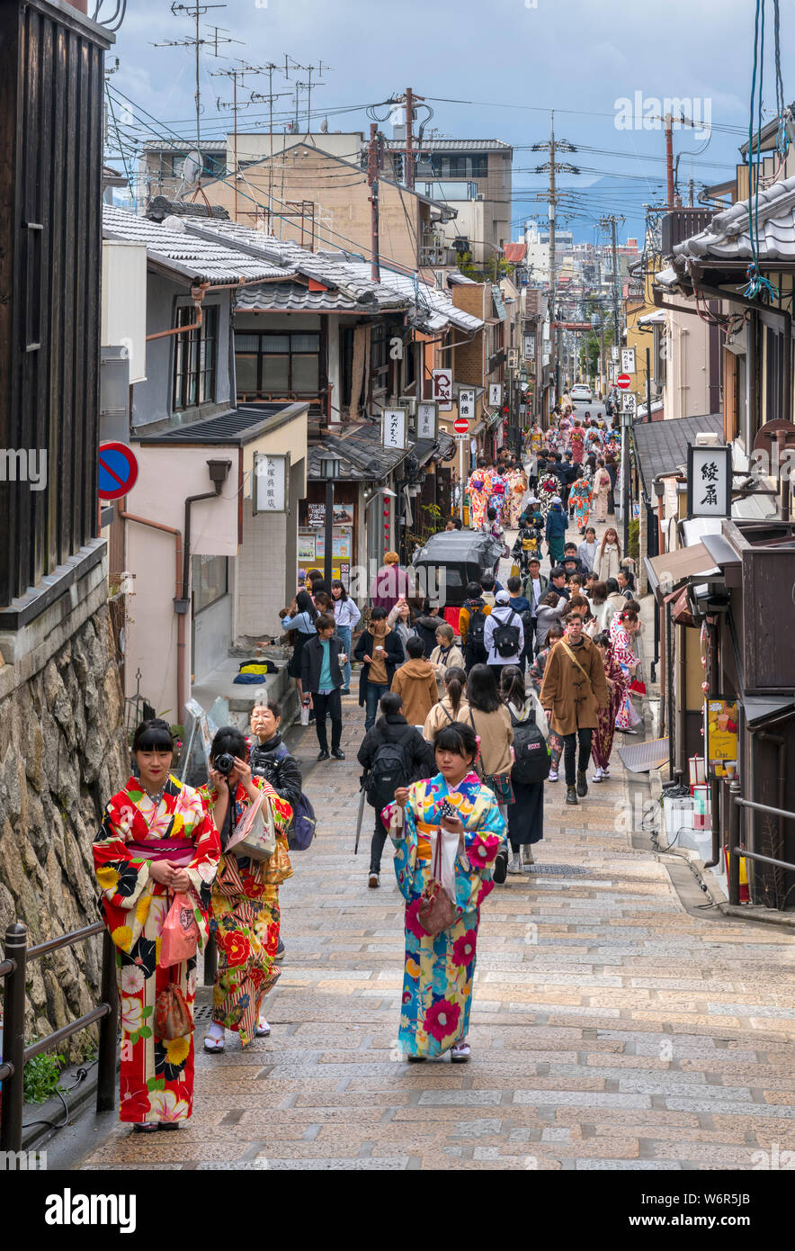 Kinencho, una strada affollata nello storico quartiere di Higashiyama, Gion, Kyoto, Giappone Foto Stock