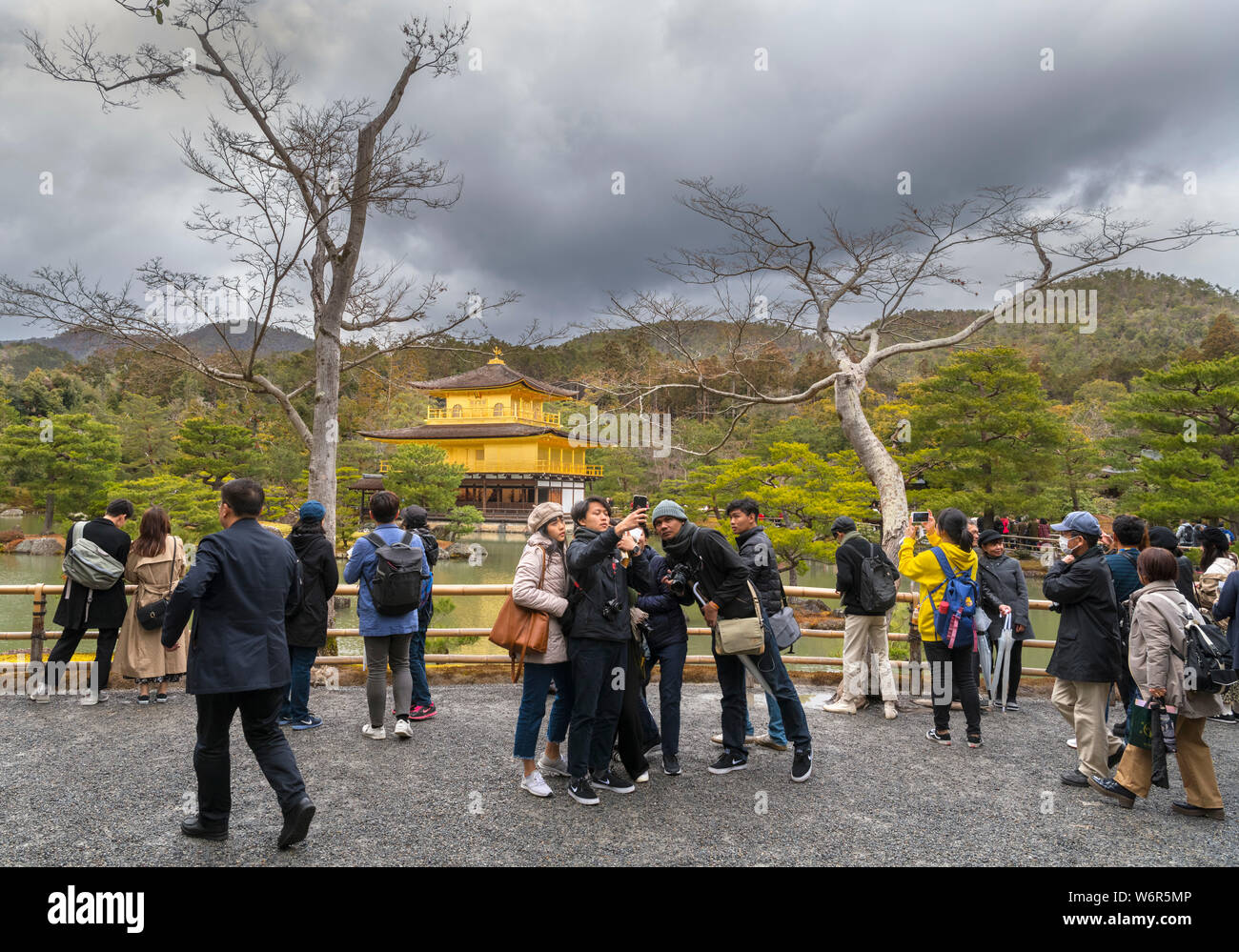 I turisti nella parte anteriore di Kinkaku-ji (Tempio del Padiglione Dorato), Kyoto, Giappone Foto Stock