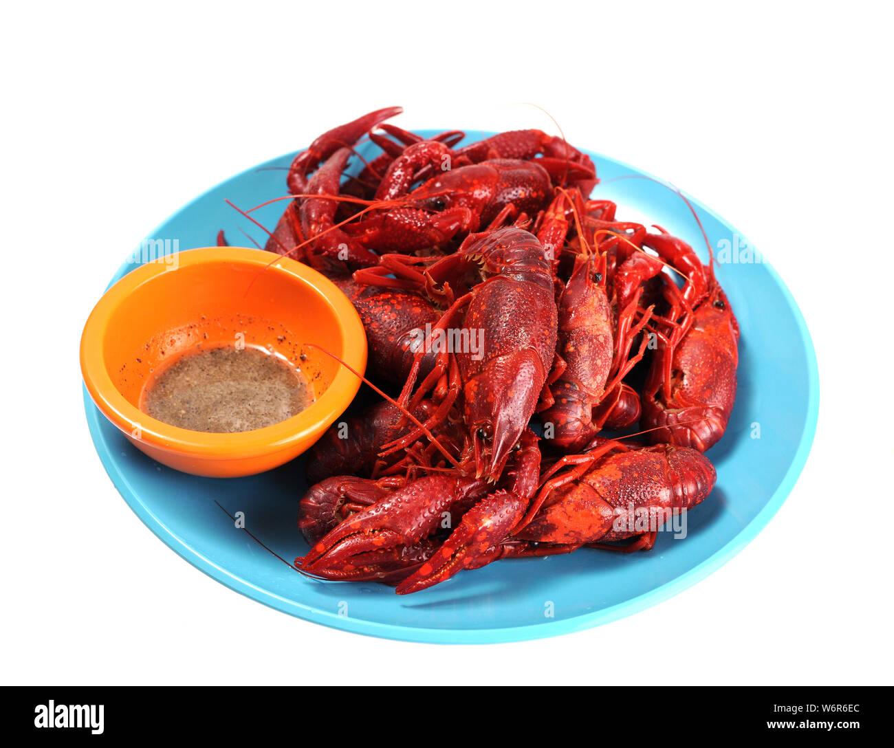 Gamberi cotti al vapore in un piatto è servito con il succo di lime, il sale e il pepe isolato su sfondo bianco Foto Stock