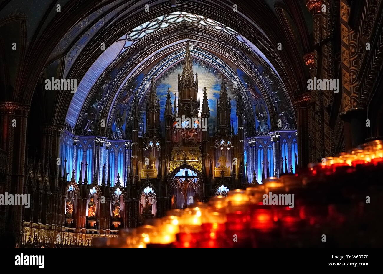 Montreal, Quebec / Canada - Luglio 25, 2019: candele votive illuminato come offerte nella Basilica di Notre Dame Foto Stock