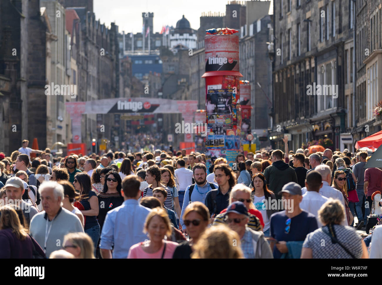 Edimburgo, Scozia, Regno Unito. Il 2 agosto 2019. Nel giorno di apertura della Edinburgh Festival Fringe il Royal Mile di Edimburgo di Città Vecchia era affollato di persone desiderose di godere la gli artisti di strada e soleggiato clima caldo. Iain Masterton/Alamy Live News Foto Stock