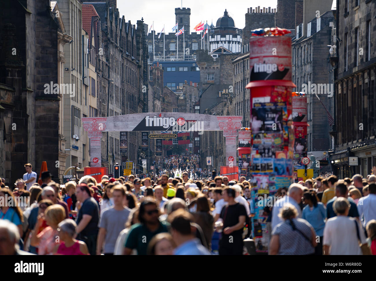 Edimburgo, Scozia, Regno Unito. Il 2 agosto 2019. Nel giorno di apertura della Edinburgh Festival Fringe il Royal Mile di Edimburgo di Città Vecchia era affollato di persone desiderose di godere la gli artisti di strada e soleggiato clima caldo. Iain Masterton/Alamy Live News Foto Stock