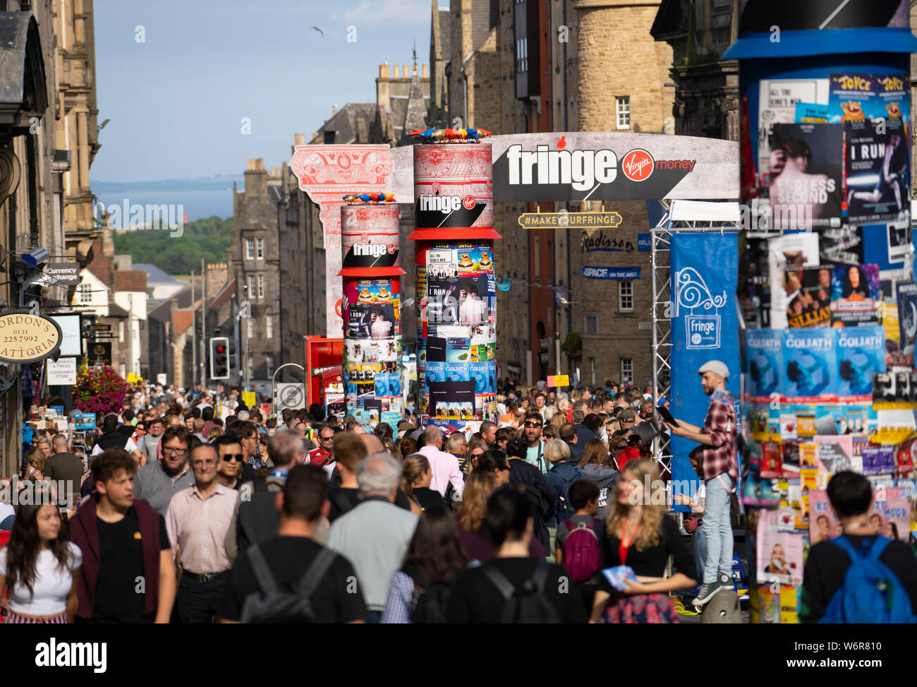 Edimburgo, Scozia, Regno Unito. Il 2 agosto 2019. Nel giorno di apertura della Edinburgh Festival Fringe il Royal Mile di Edimburgo di Città Vecchia era affollato di persone desiderose di godere la gli artisti di strada e soleggiato clima caldo. Iain Masterton/Alamy Live News Foto Stock