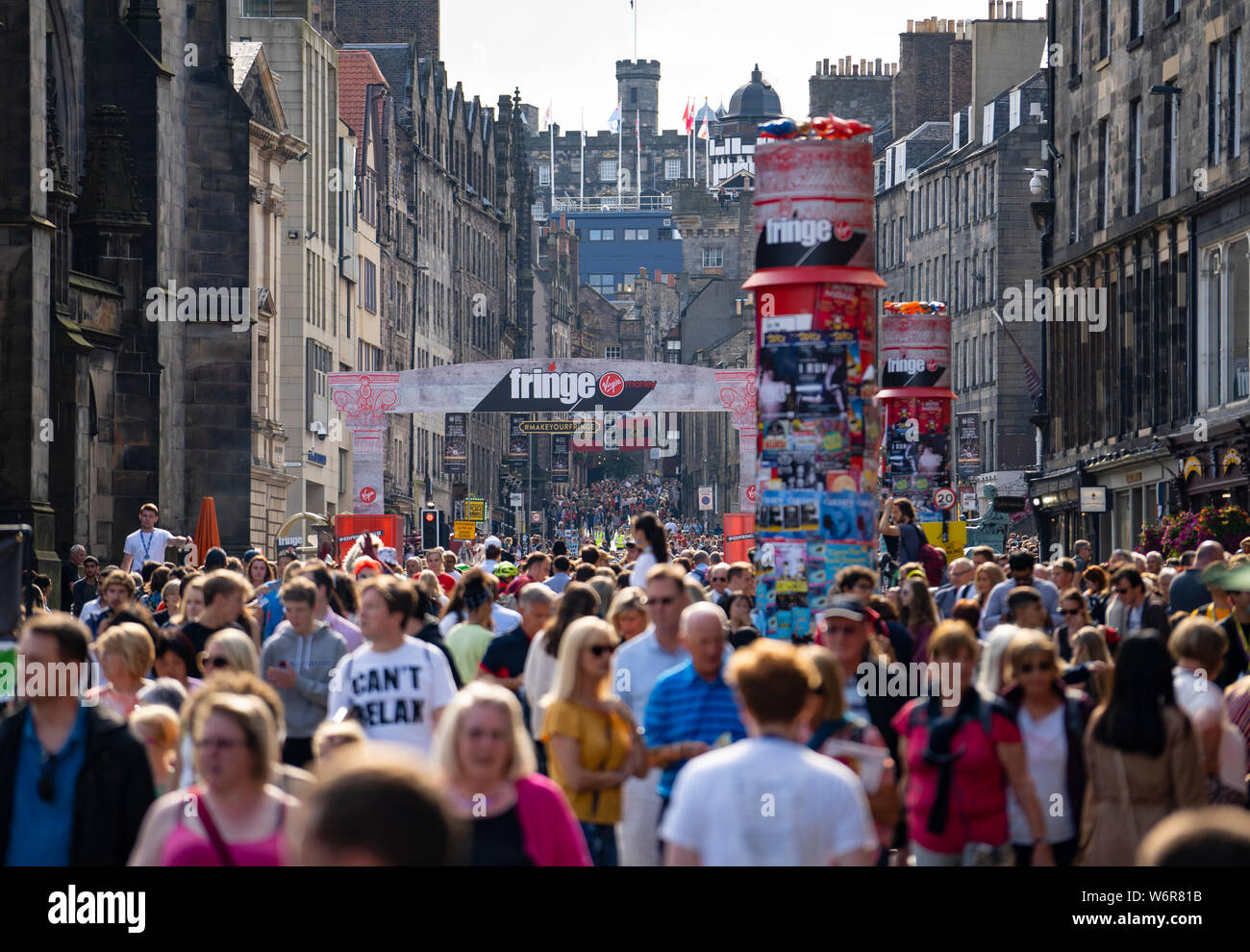 Edimburgo, Scozia, Regno Unito. Il 2 agosto 2019. Nel giorno di apertura della Edinburgh Festival Fringe il Royal Mile di Edimburgo di Città Vecchia era affollato di persone desiderose di godere la gli artisti di strada e soleggiato clima caldo. Iain Masterton/Alamy Live News Foto Stock
