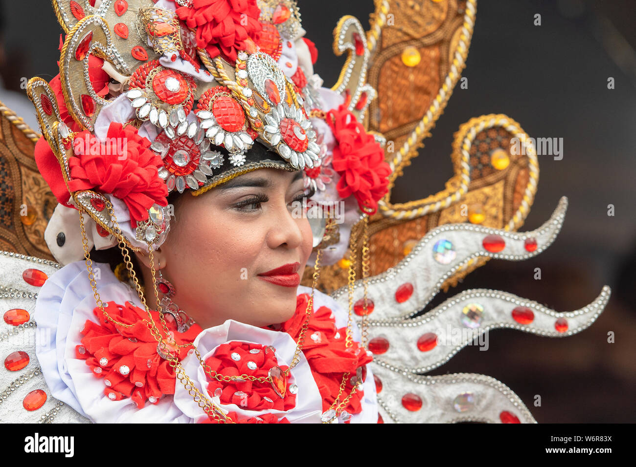 Mosca - 02 ago: indonesiano donne vestite in abito tradizionale pone nella parte anteriore della fotocamera a parco pubblico di Mosca il Agosto 02. 2019 in Russia Foto Stock