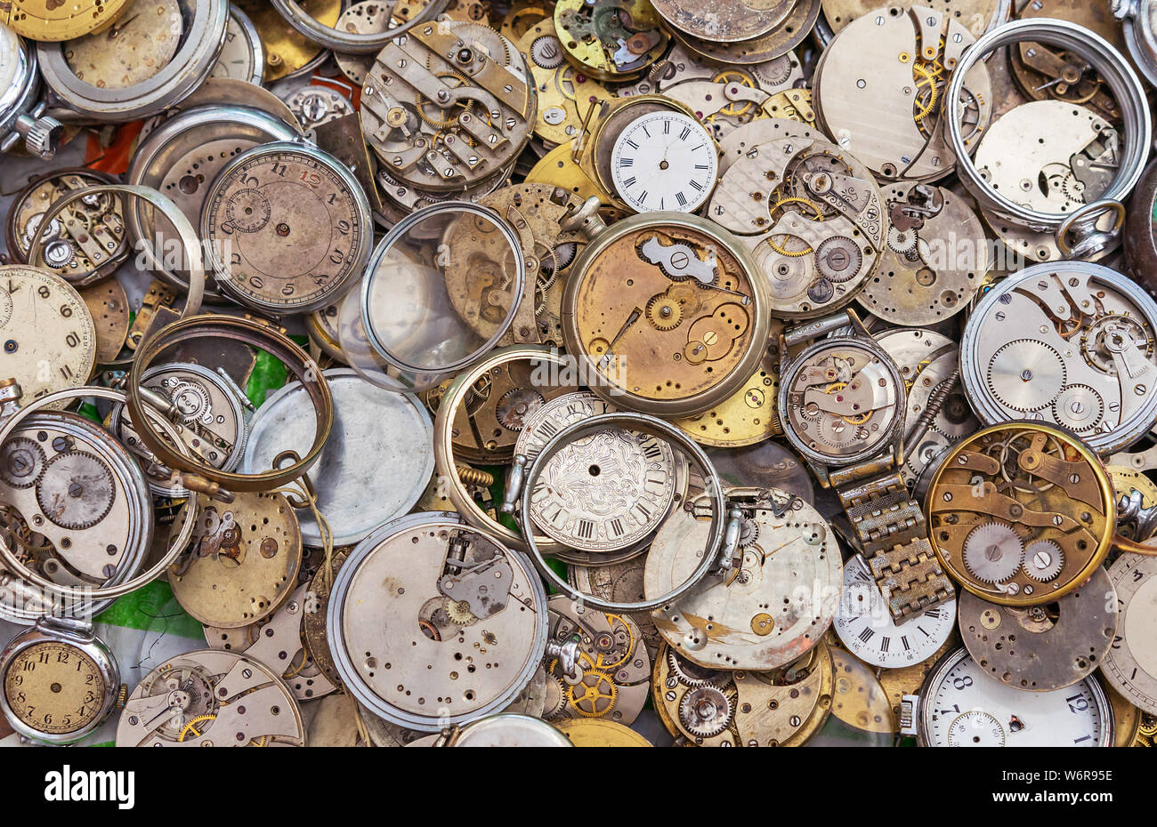 Orologi antichi di diverse forme e dimensioni. Sfondo con orologio vintage  Foto stock - Alamy