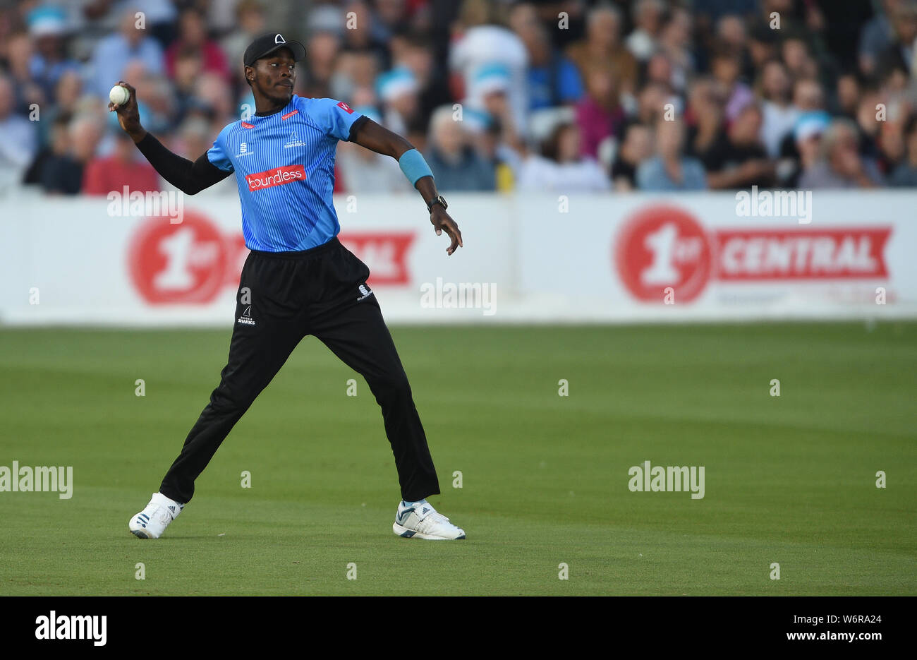 Sussex Shark Jofra Archer durante la vitalità T20 Blast, sud gruppo corrisponde al primo centro di County Ground, Hove. Foto Stock