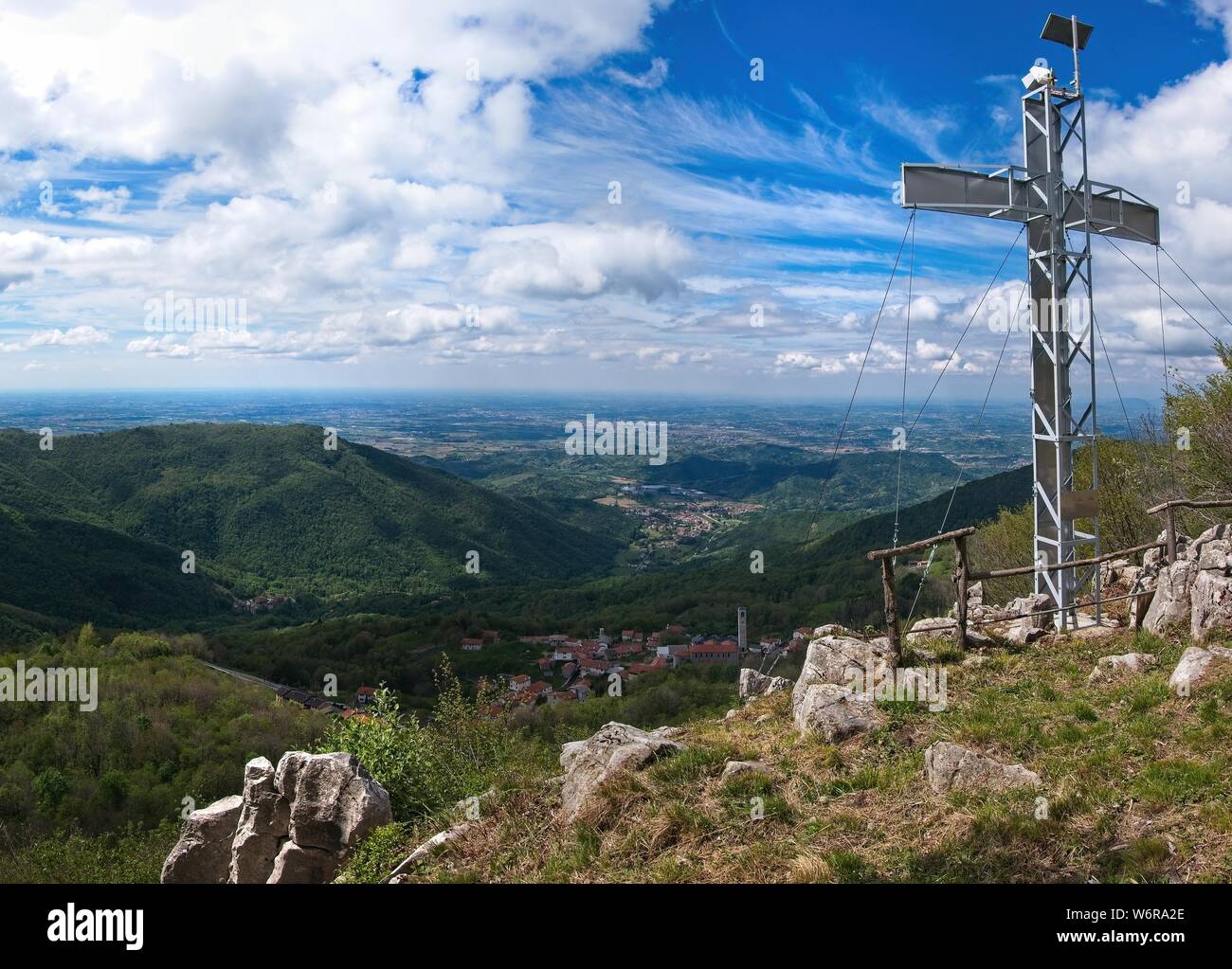 Picco di montagna con la croce e la luce drammatica Foto Stock