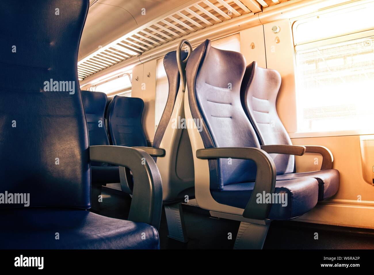 Interno di un treno passeggeri con sedi vuote Foto Stock