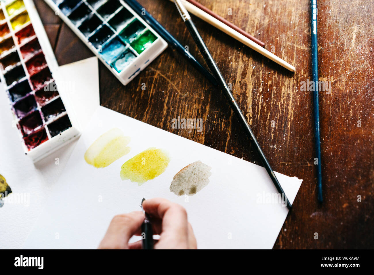 Serie di acquerelli di vernici e pennelli. Workshop di strumenti di disegno Foto Stock