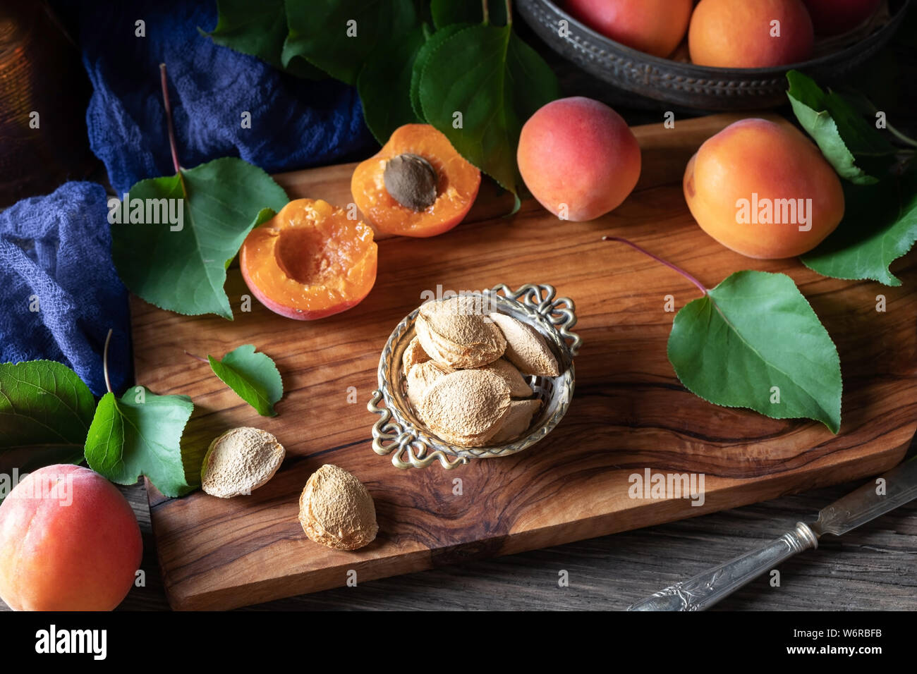 Mature noccioli di albicocca e frutta - Fotografia scuro Foto Stock