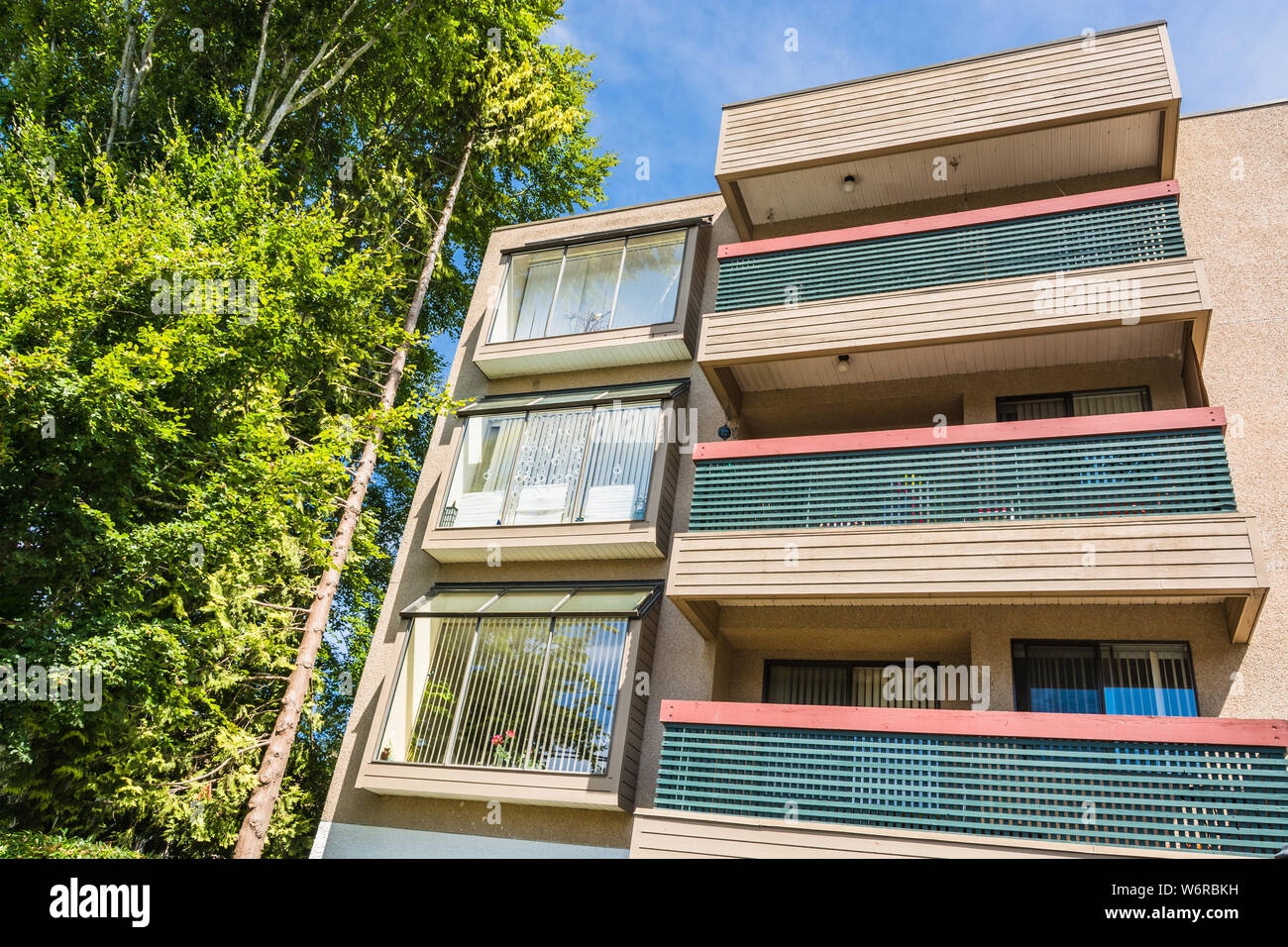 Basso edificio residenziale sulla giornata di sole in Canada Foto Stock