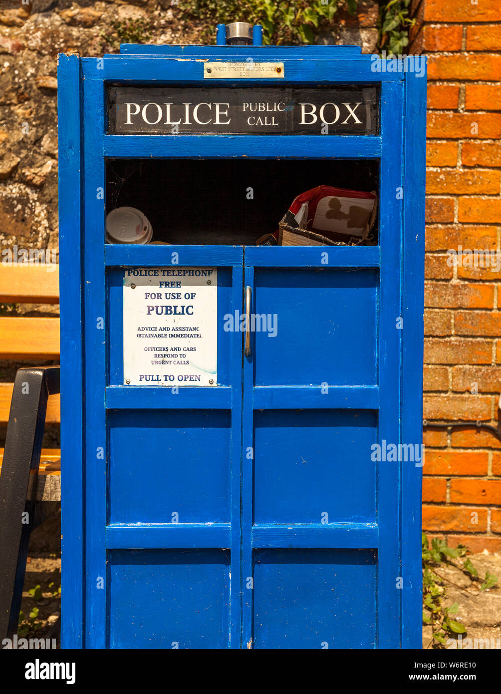 Call Box pubblica di polizia ad Aldbourne, Inghilterra, Regno Unito. Telefono della polizia. Gratuito per uso pubblico. Consulenza e assistenza ottenibili immediatamente. Gli ufficiali e le automobili rispondono alle chiamate di urgend. Tirare per aprire Foto Stock
