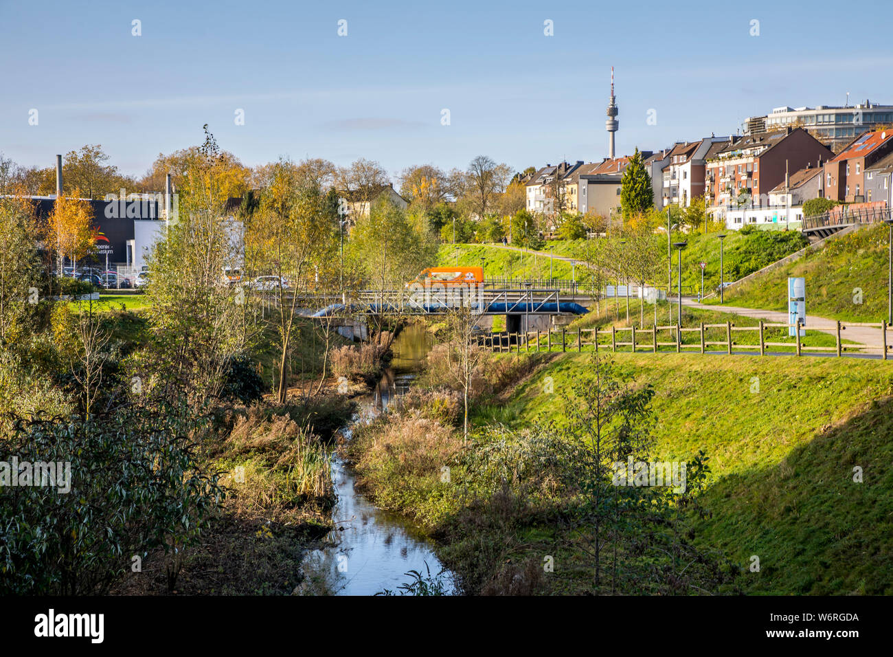 L Emscher rinaturato in Dortmund - Hoerde, vicino al lago di Phoenix, Foto Stock