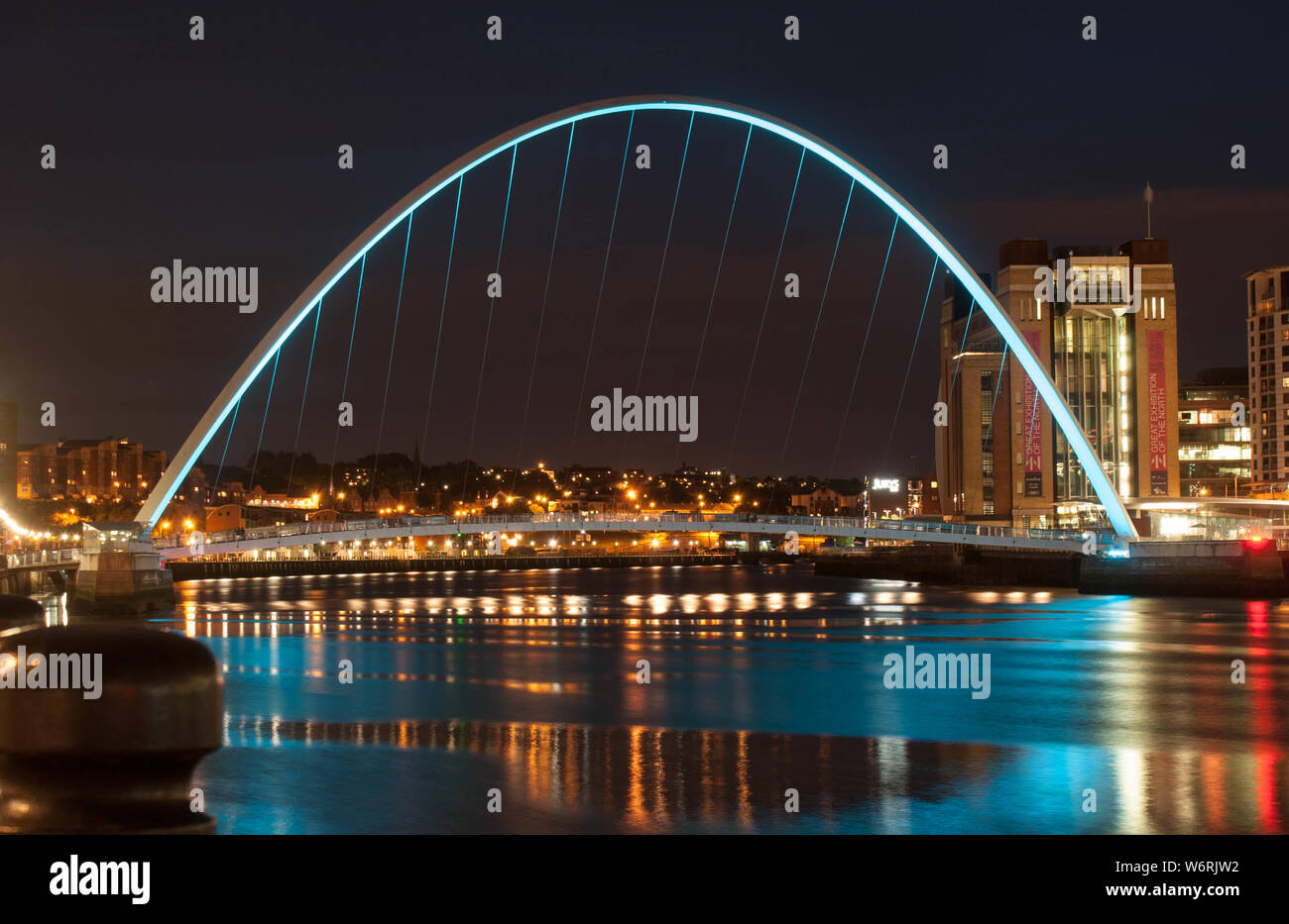 Gateshead Millennium Bridge di notte Foto Stock