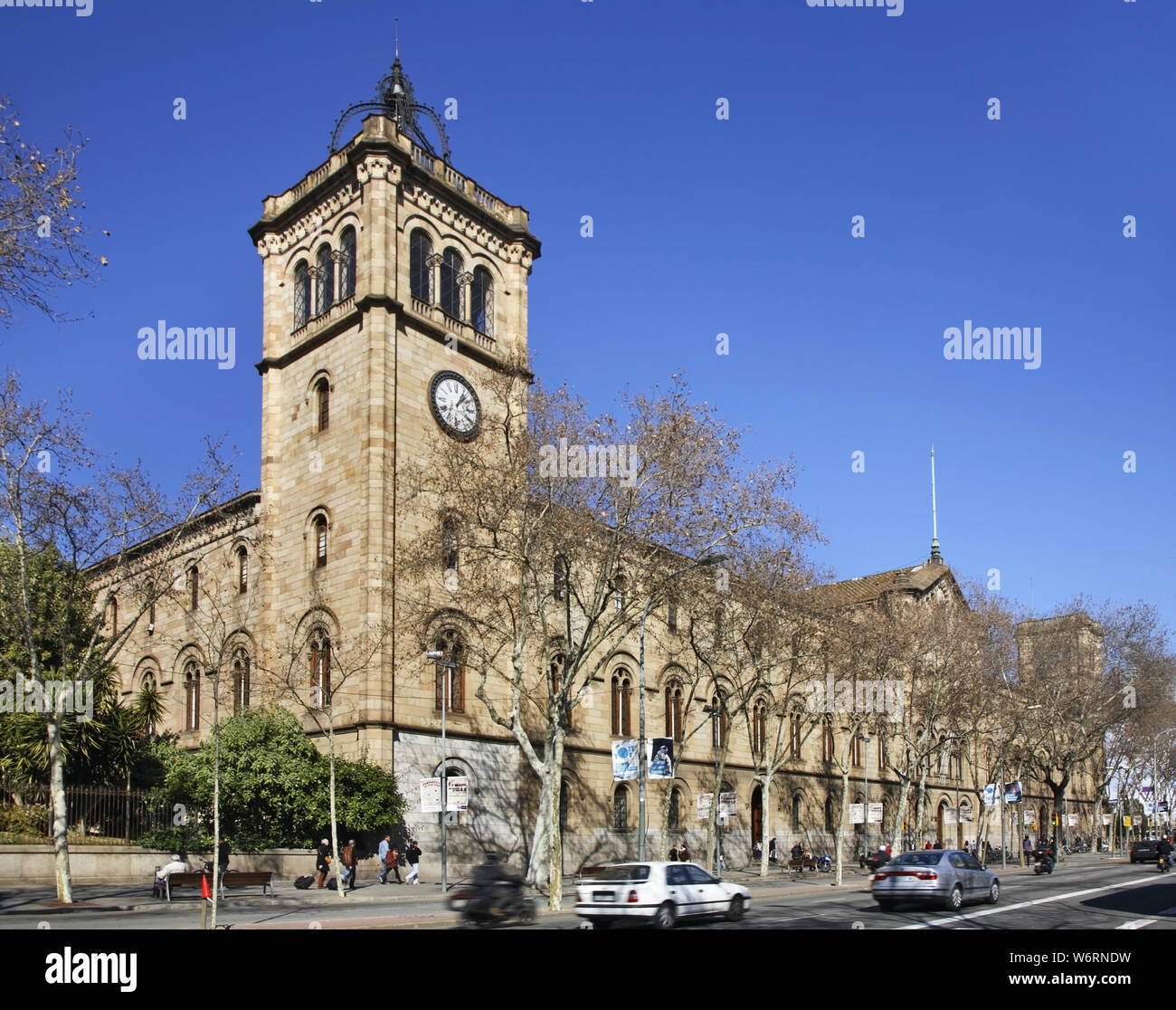 Palazzo universitario sulla Gran Via de les Corts Catalanes fino a Barcellona. Spagna Foto Stock