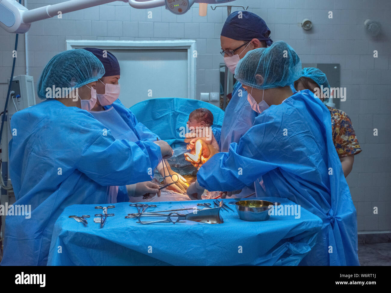 Nuova vita, baby essendo nato tramite taglio cesareo in sala operatoria. Foto Stock