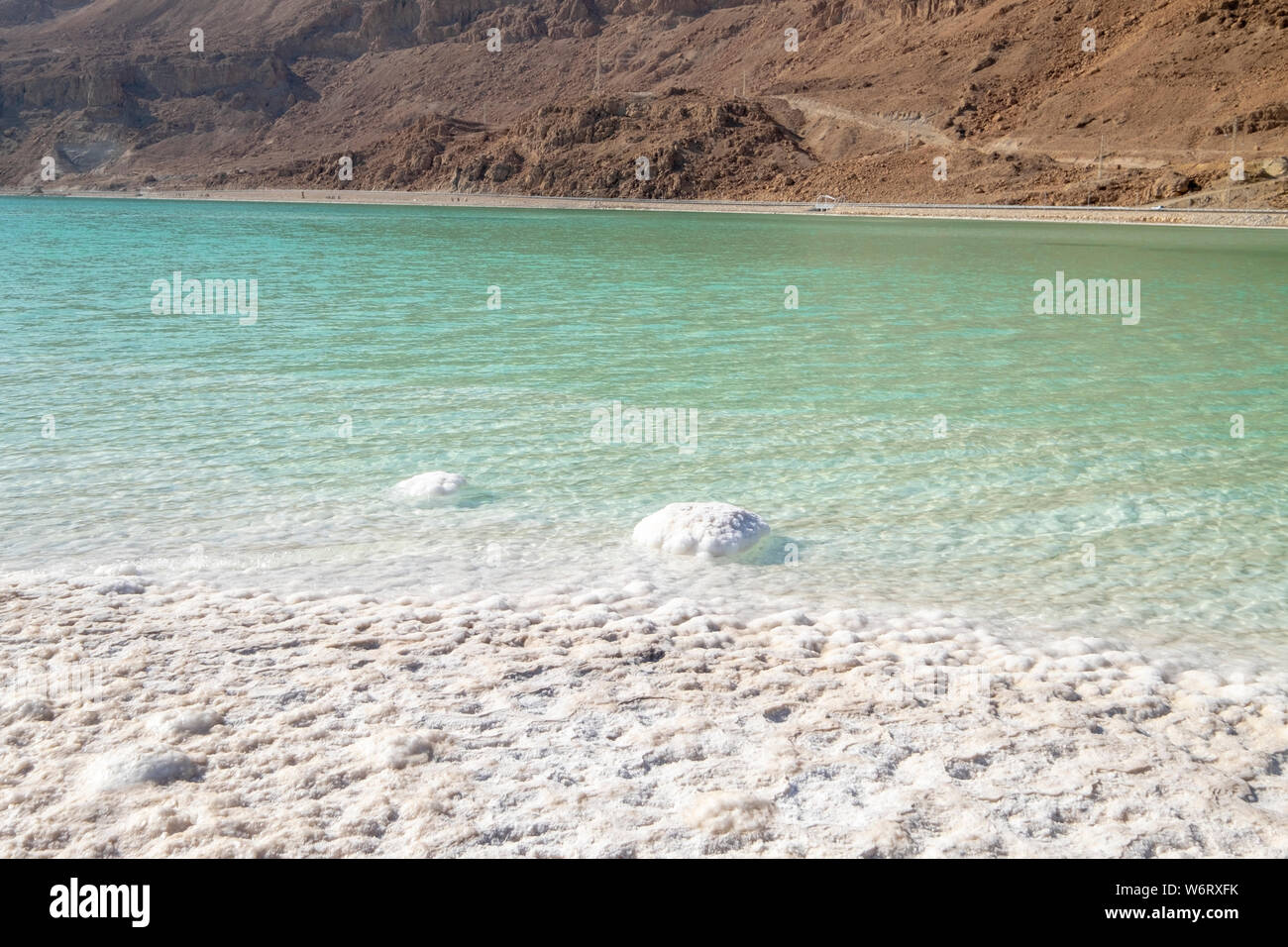 La cristallizzazione del sale causato dalla evaporazione dell acqua, Mar Morto, Israele. Foto Stock