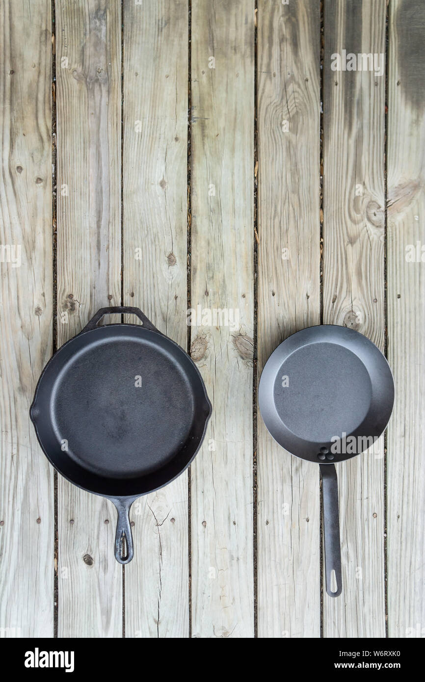 Acciaio al carbonio vs ghisa versus teflon padelle e skillets - vuota stanza vuota per il testo o copia di spazio sulla parte superiore. Pentole battaglia confronto confrontando healt Foto Stock