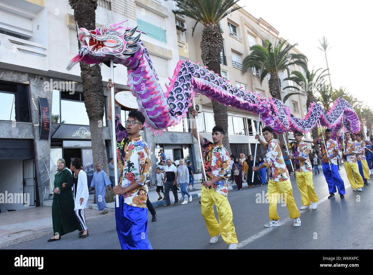 (190802) -- EL Jadida (Marocco), 2 agosto 2019 (Xinhua) -- I partecipanti eseguono dragon dance durante la parata di apertura del 2019 Jawhara Festival in El Jadida, Marocco, il 2 agosto 2019. Jawhara Festival è una coltura annuale evento in Marocco, con la partecipazione di artisti e musicisti provenienti da diversi paesi. (Foto di Chadi/Xinhua) Foto Stock