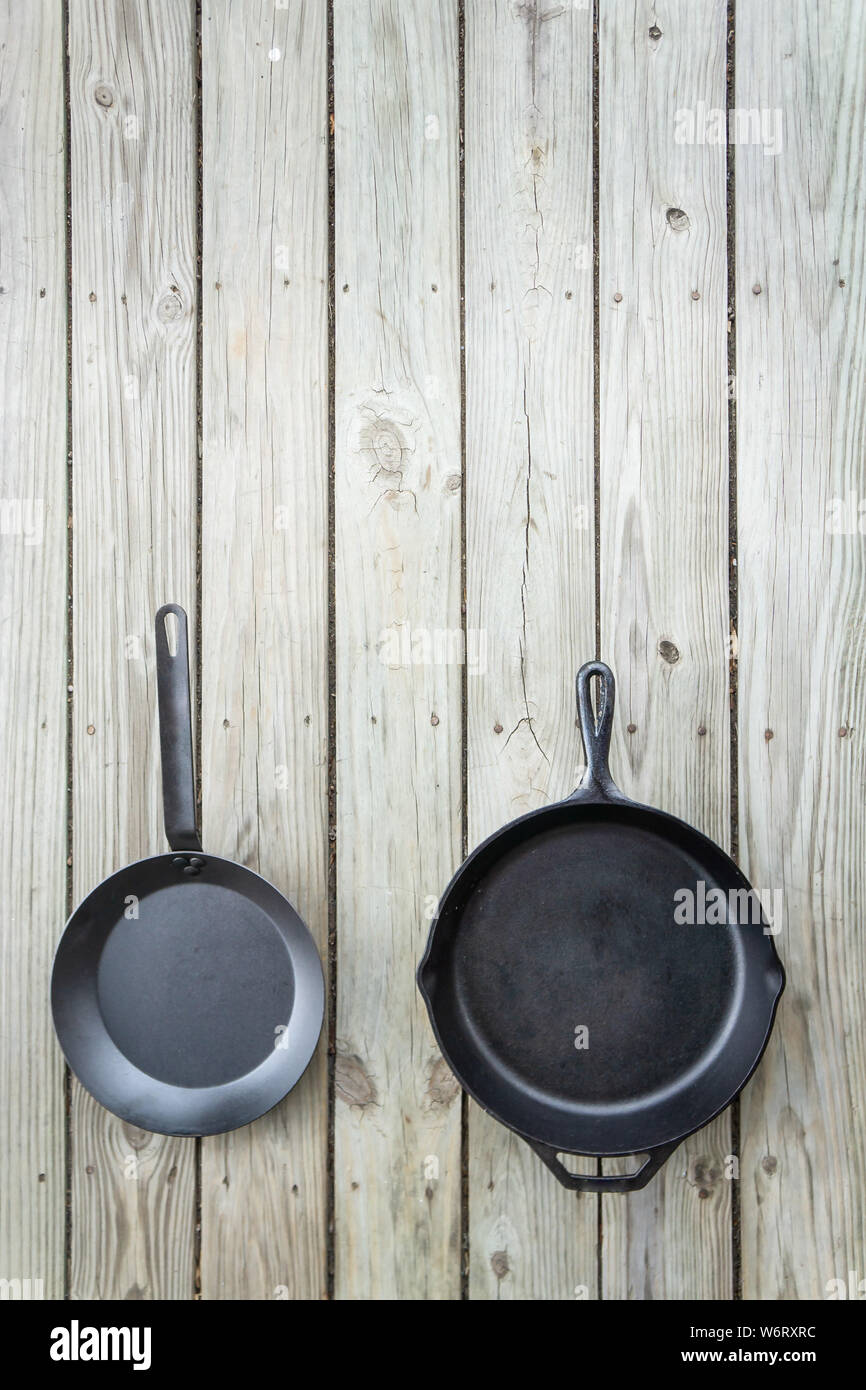 Acciaio al carbonio vs ghisa versus teflon padelle e skillets - vuota stanza vuota per il testo o copia di spazio sulla parte superiore. Pentole battaglia confronto confrontando healt Foto Stock