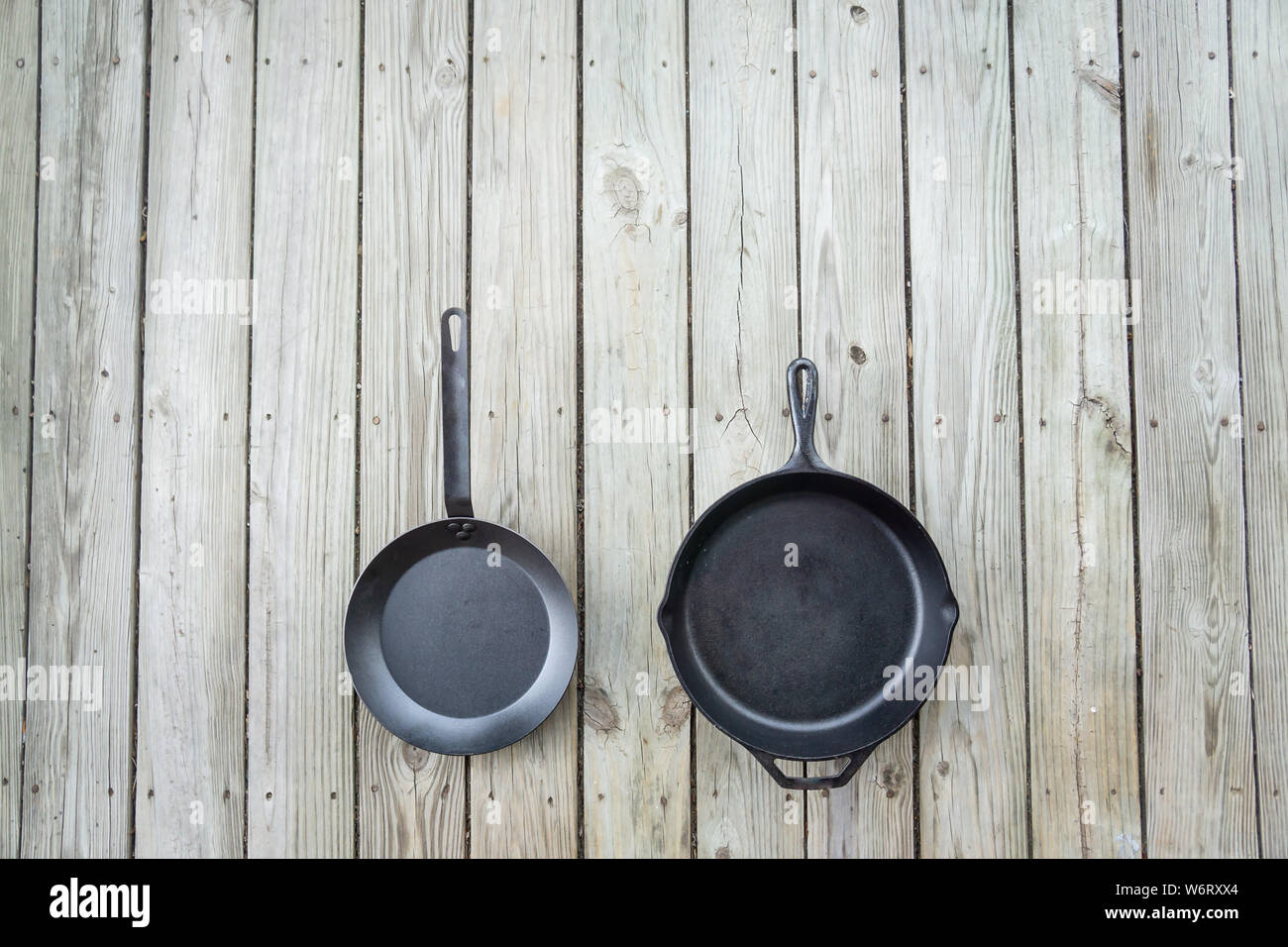Acciaio al carbonio vs ghisa versus teflon padelle e skillets - vuota stanza vuota per il testo o copia di spazio sulla parte superiore. Pentole battaglia confronto confrontando healt Foto Stock