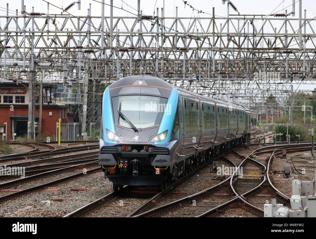 La guida del rimorchio rastrello leader del nuovo marchio 5A allenatori, Crewe Nord junction avvicinando Crewe, Linea principale della costa occidentale il 30 luglio 2019, classe 68 in corrispondenza della parte posteriore. Foto Stock