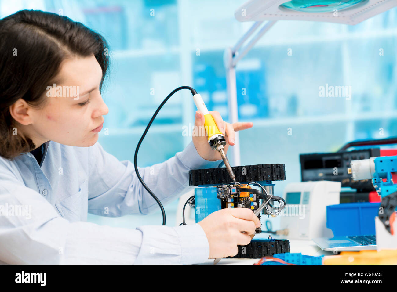 Studente in CNC (controllo numerico computerizzato) e il laboratorio di robotica, esperimento con microcontrollore e robot modulo CNC. Foto Stock
