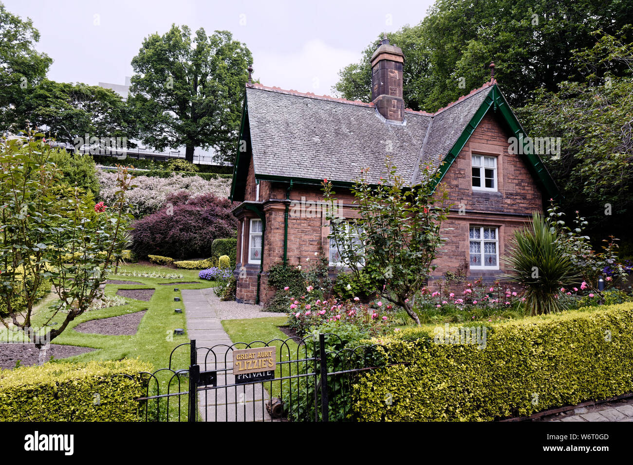 Grande Zia Lizzie's Cottage, i giardini di Princes Street, Edimburgo, Scozia, Regno Unito Foto Stock