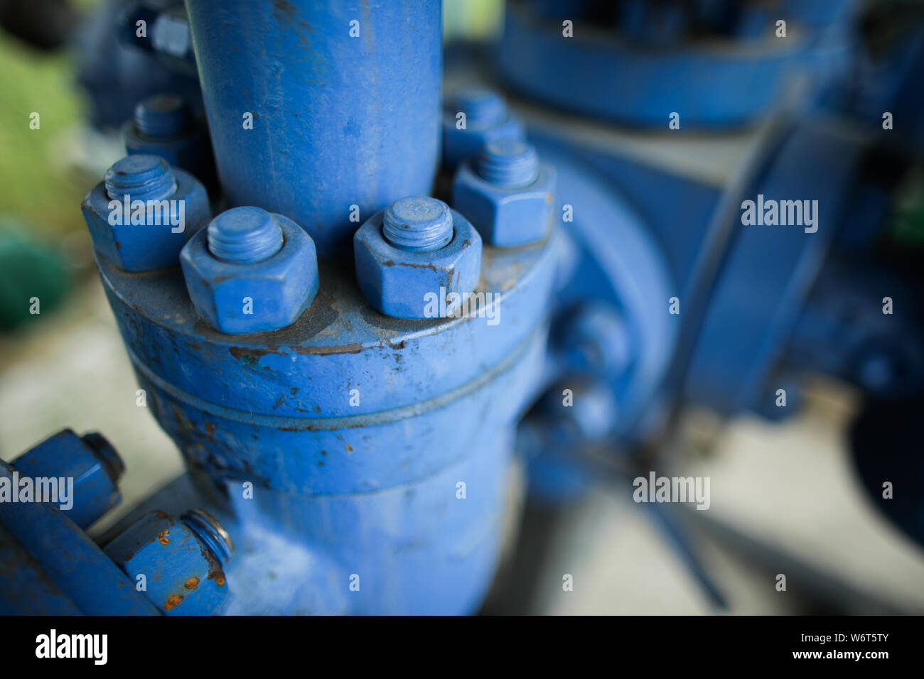 La profondità di campo di una immagine con usurati di ferro pesanti apparecchiature industriali utilizzate nel petrolio e gas industria di foratura (arrugginite bulloni, dadi, tubi, leve Foto Stock