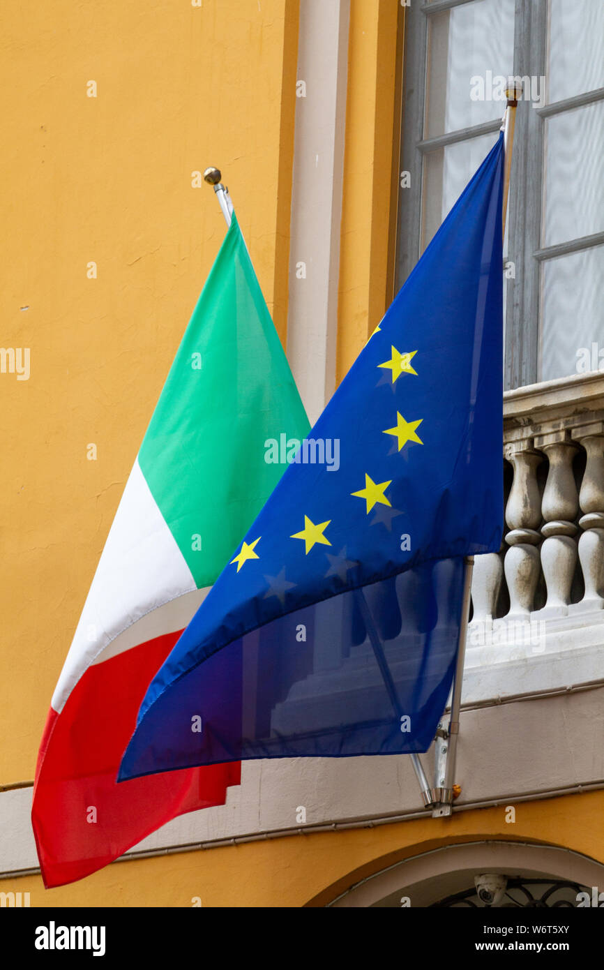 Italiano e dell' Unione europea appeso bandiere insieme. Foto Stock