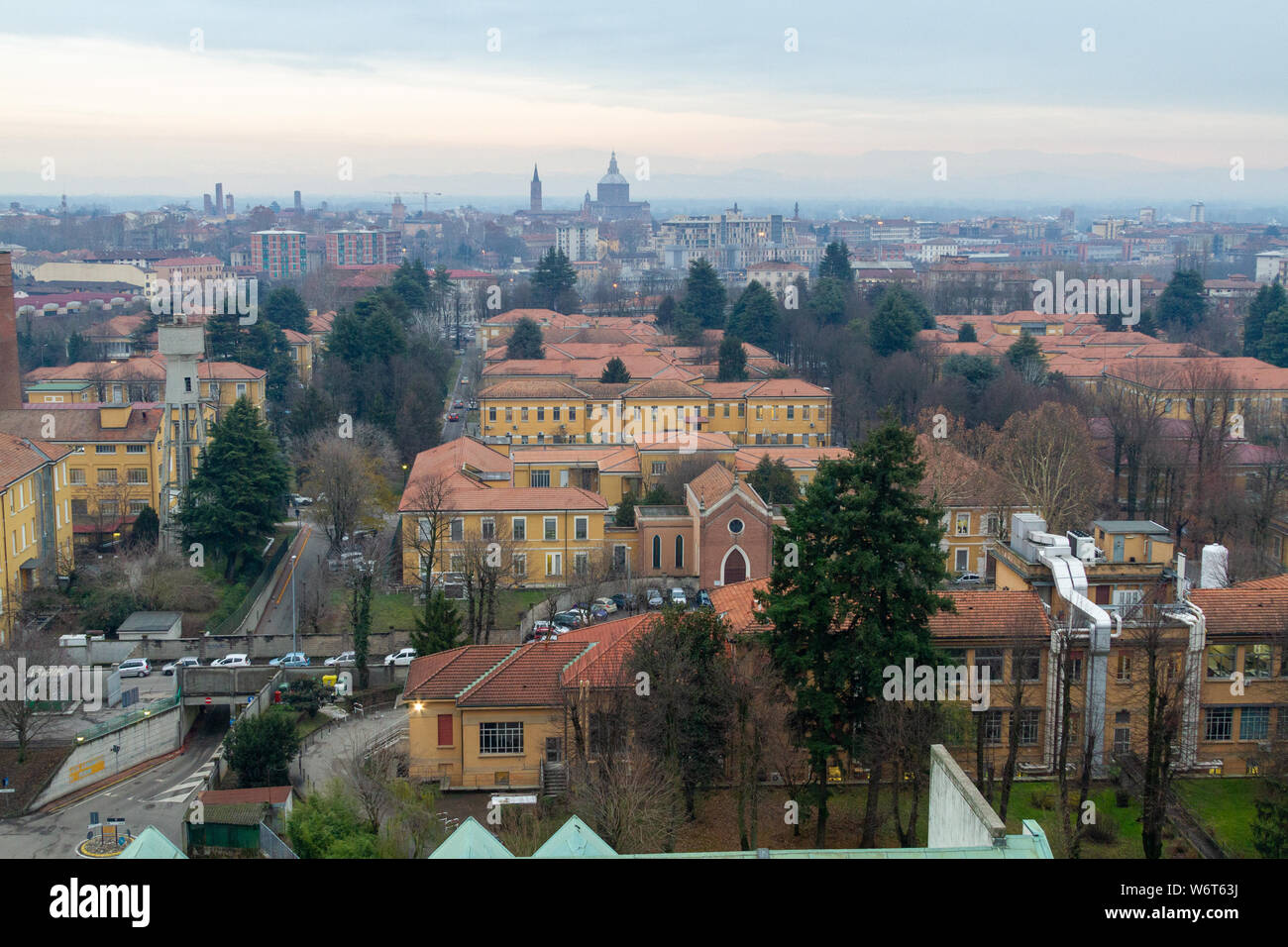 Una vista dell'ospedale di Ospedale San Matteo (San Matteo Hospital) di Pavia con il centro della città in background. Foto Stock