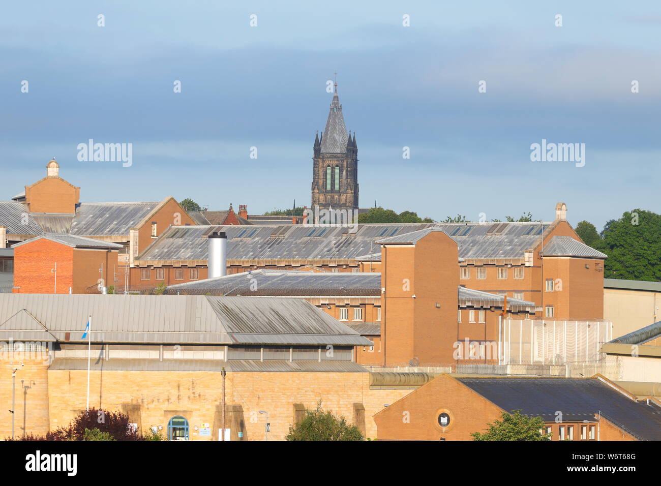 La vista su Armley nella prigione di Leeds con St Bartholomews chiesa in Armley Foto Stock