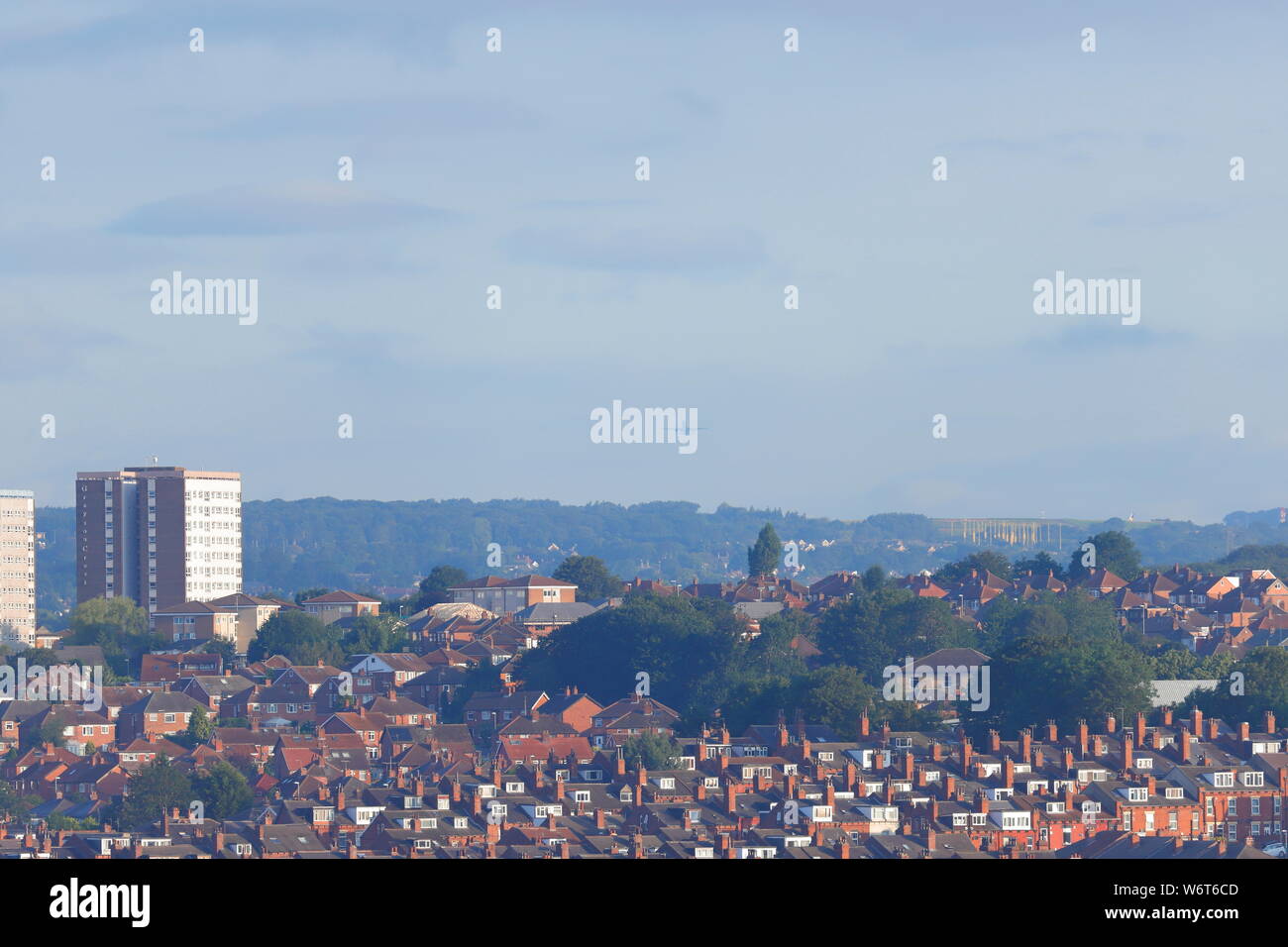 La vista della pista a Leeds Bradford Airport da un piede 125 della piattaforma di lavoro in Armley che è a 5 miglio di distanza. Foto Stock