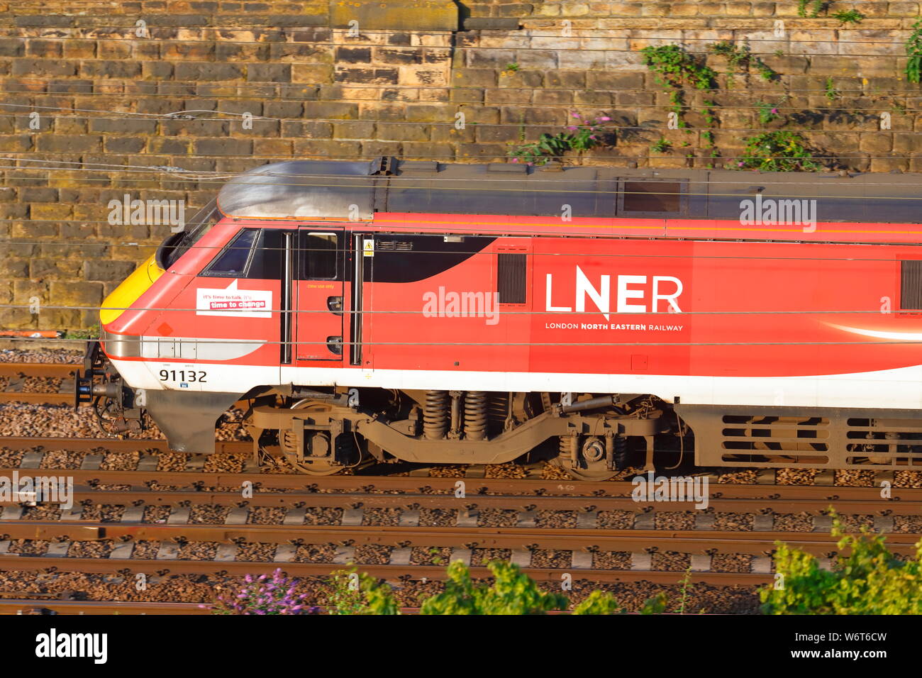 Una rampa LNER Class 91 DVT treno trasporta passeggeri Foto Stock