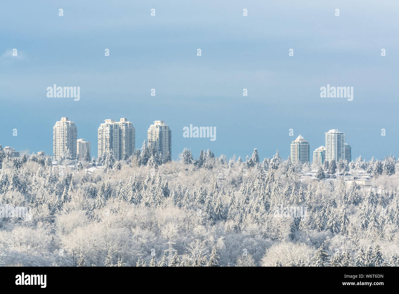 Città nella neve. Torre residenziale edifici sulla luminosa giornata invernale in Canada. Foto Stock