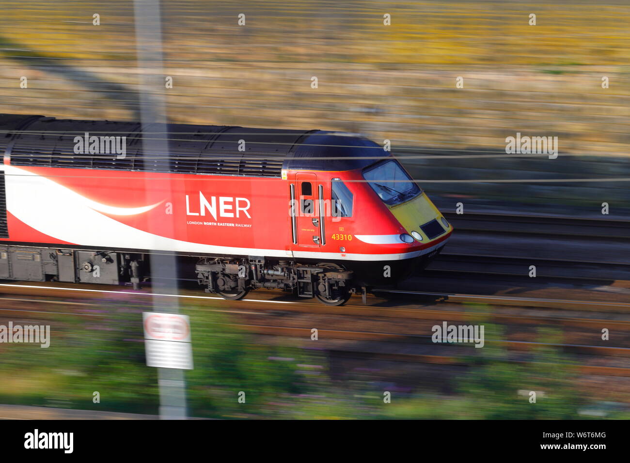 Una velocità elevata LNER classe 43 treni passeggeri passa attraverso Armley a Leeds. Foto Stock