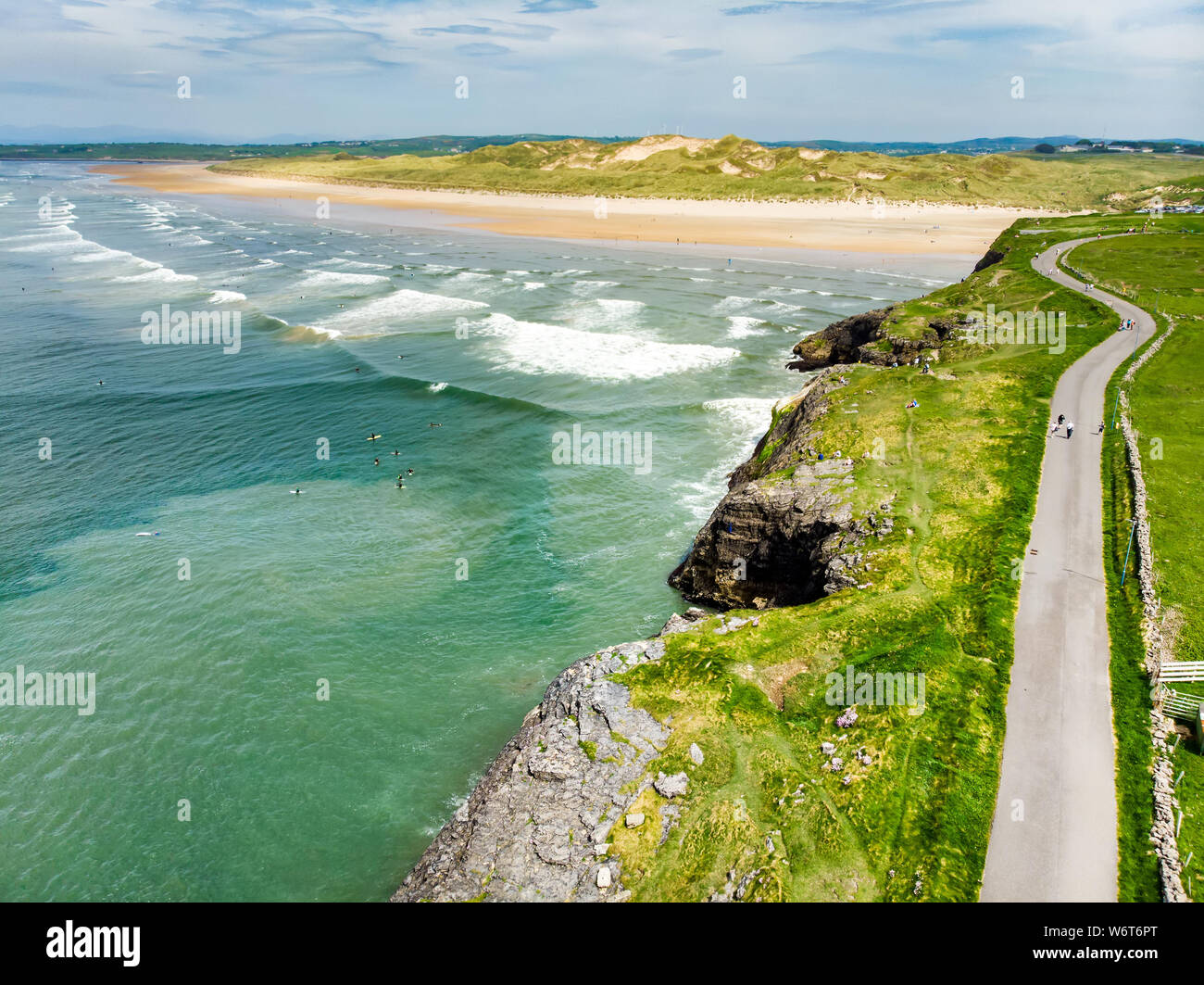 Spettacolare Tullan Strand, uno di Donegal le celebri spiagge da surf, incorniciato da una scenografica discesa fornito dall'Sligo-Leitrim montagne. Ampio appartamento san Foto Stock