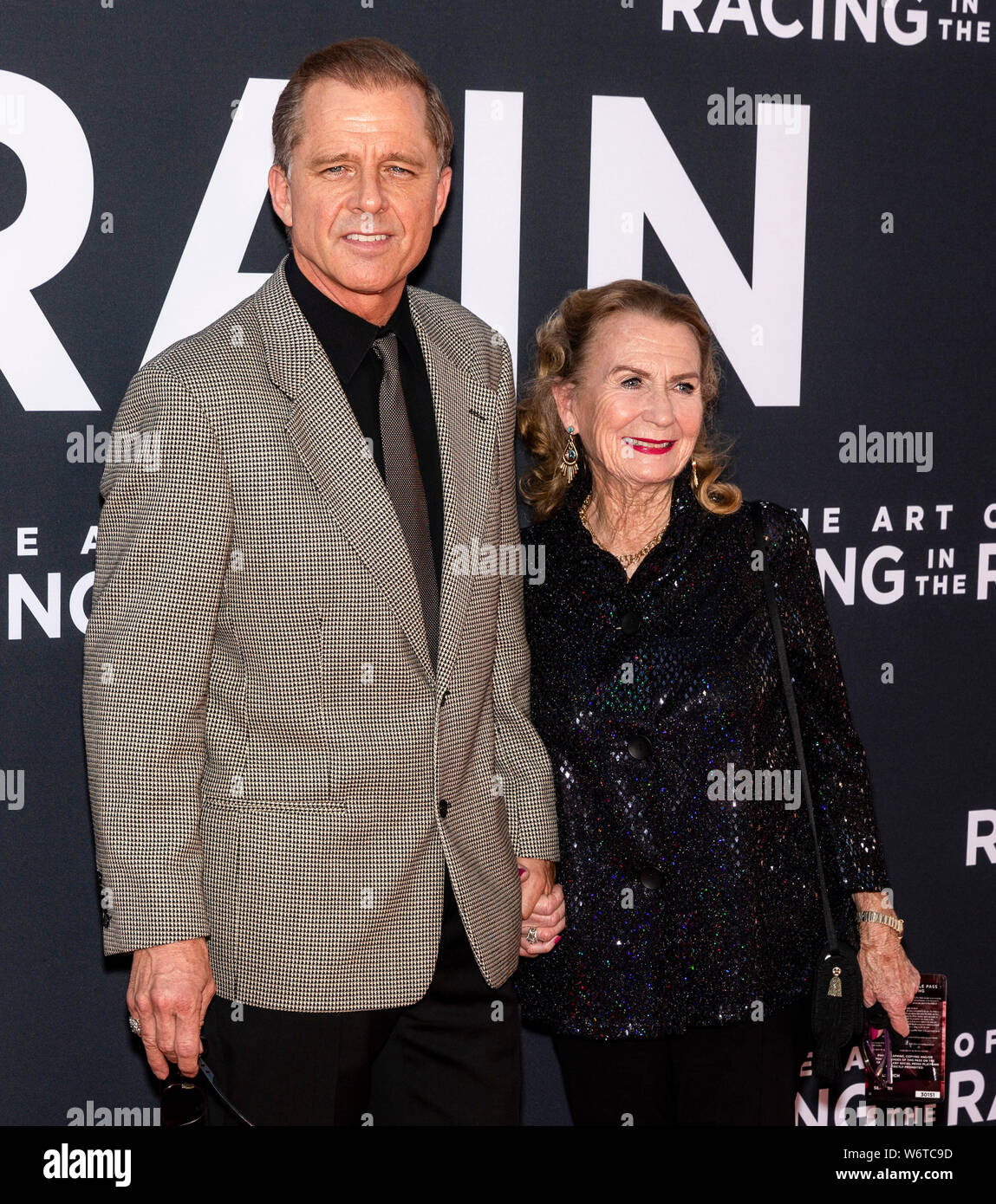 Los Angeles, CA - Agosto 01, 2019: Maxwell Caulfield e Juliet Mills assistere alla premiere di 'L'arte di correre sotto la pioggia" tenutasi presso El Capitan l'attrezzoin Foto Stock