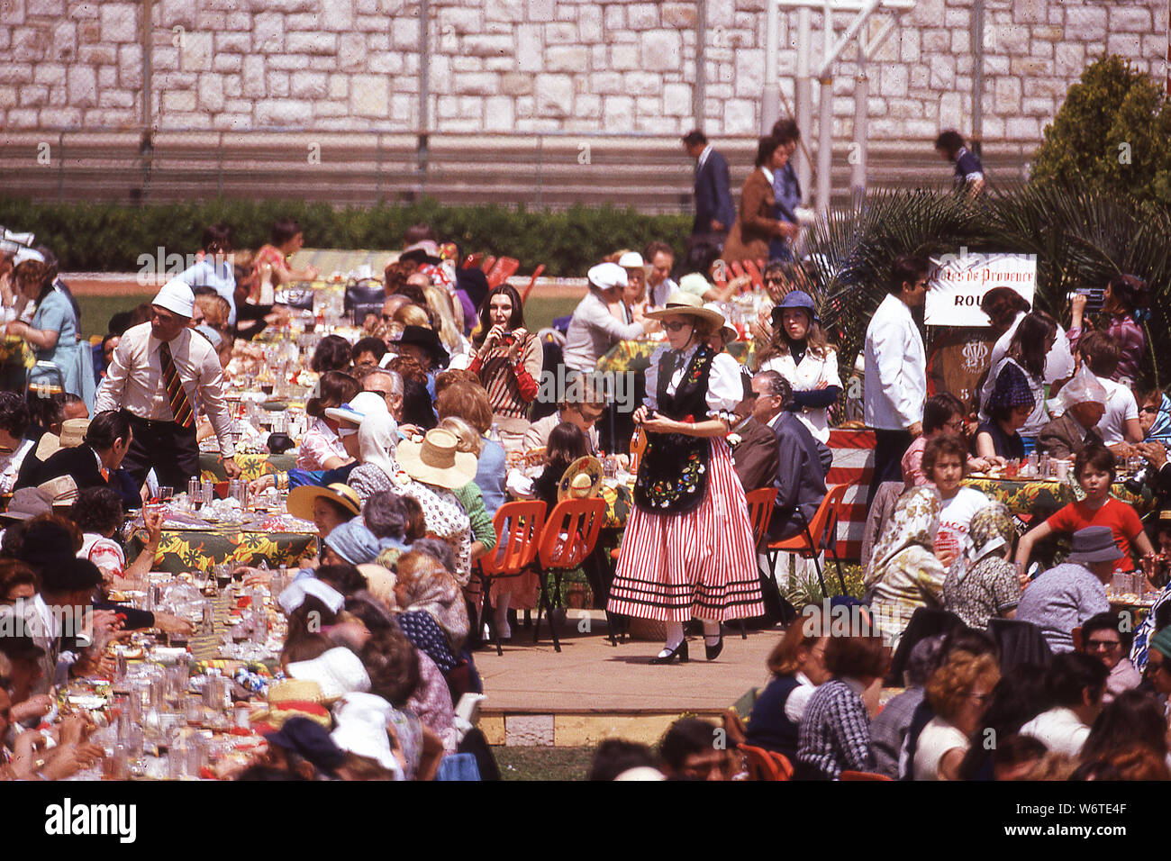 La Principessa Grace di Monaco saluta i cittadini di Monaco a un picnic celebrando XXV anniversario di Rainieri III, nel 1974. Prince Albert può essere visto sul tavolo dietro la Principessa Grace. Foto Stock