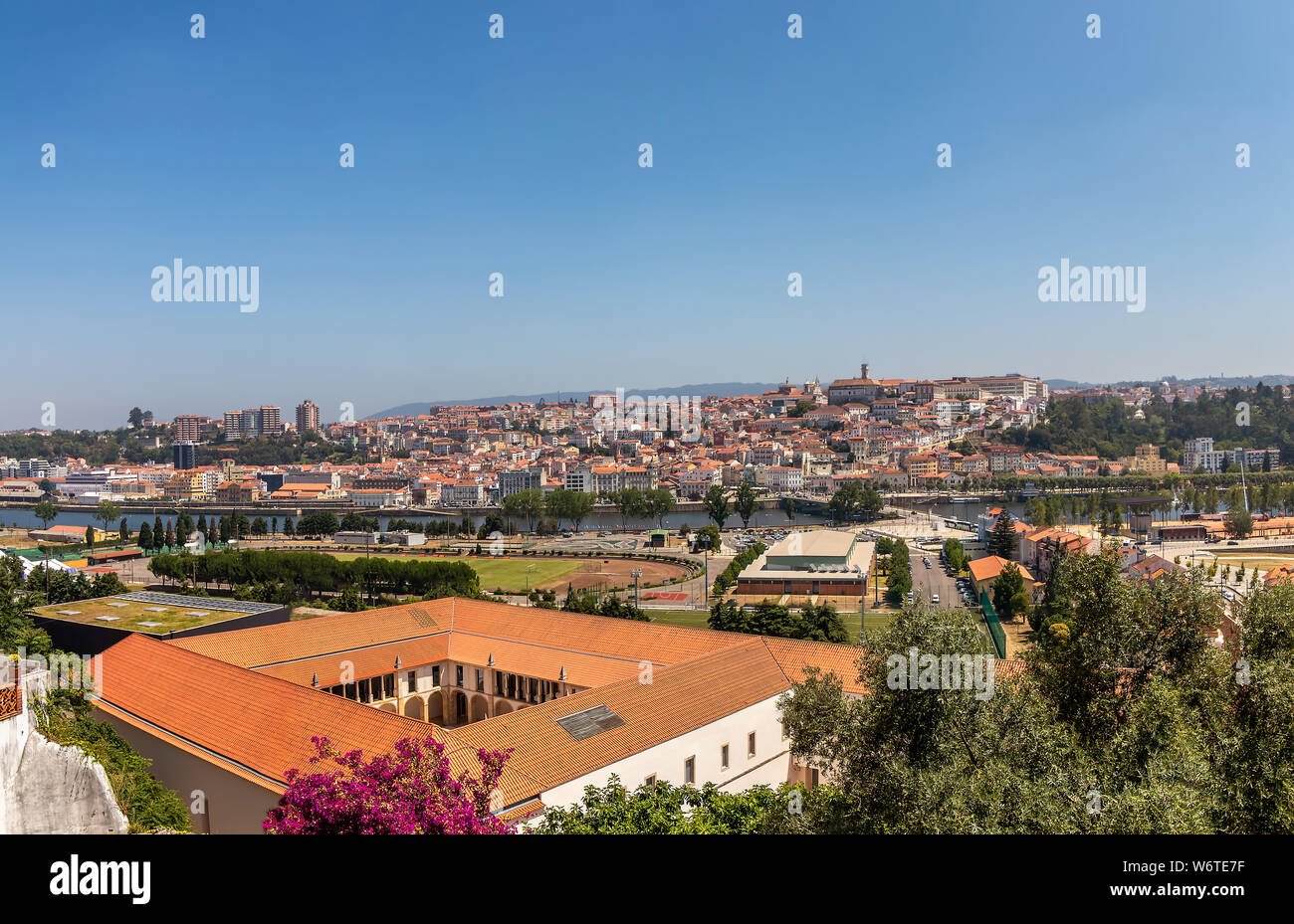 Vecchia città di Coimbra, Portogallo in un bel giorno di estate Foto Stock