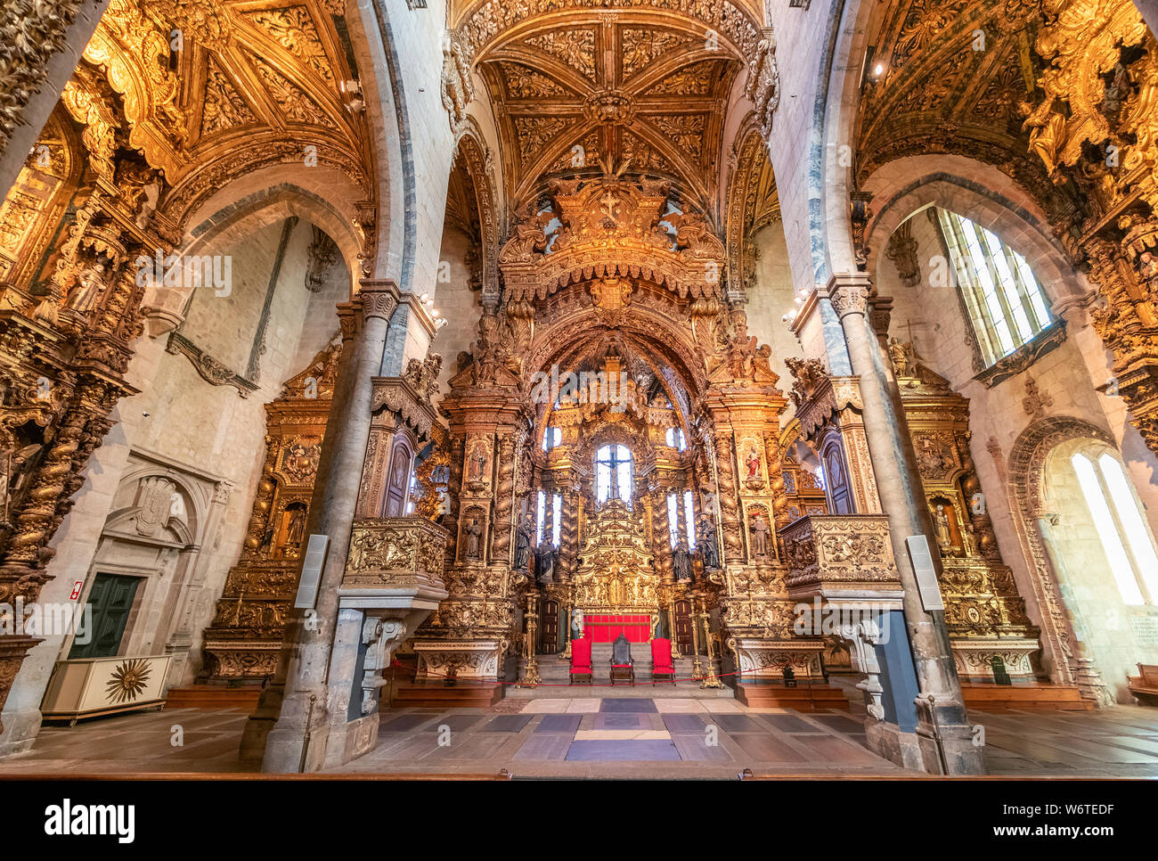 Altare Maggiore della chiesa gotica di San Francesco (Igreja de Sao  Francisco) a Porto, Portogallo Foto stock - Alamy