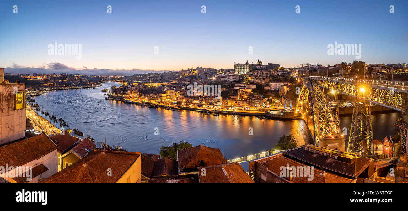 Vista panoramica del Porto, Portogallo con Luis I Bridge al tramonto Foto Stock