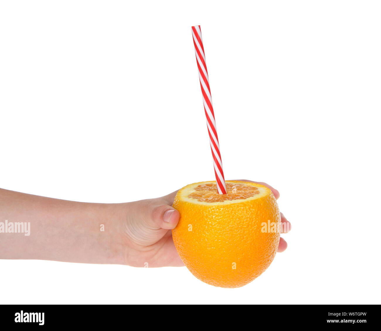 Giovani caucasici tenuta a mano una fresca arancia navel, top cut off, riutilizzabile paglia all'interno isolato su bianco. Concetto di freschezza del succo d'arancia. Foto Stock