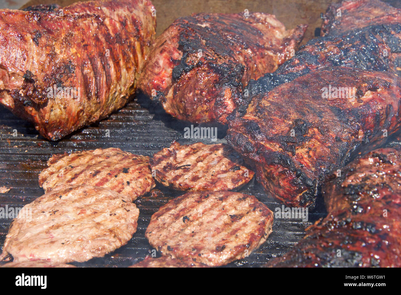 La cottura alla griglia una deliziosa varietà di carne su barbecue