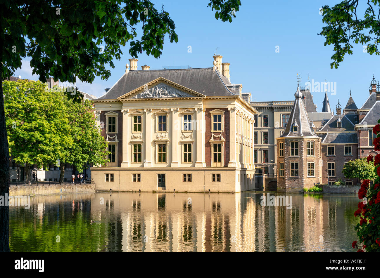 Mauritshuis Museum l'Aia con l'ufficio del primo ministro olandese accanto a Het Torentje o la piccola torre sul laghetto di Hofvijver Foto Stock