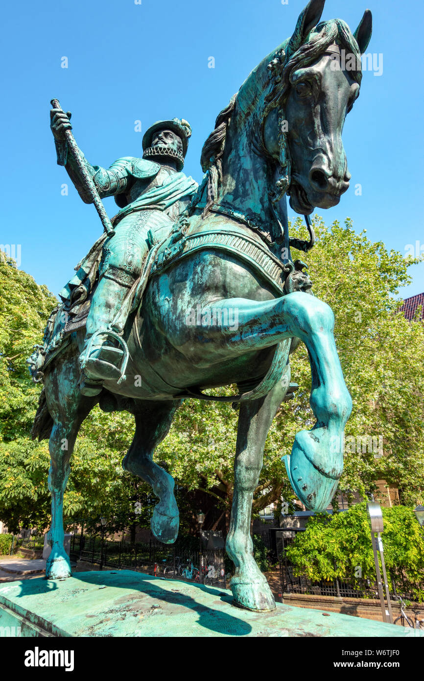 L'Aia, la statua equestre di Guglielmo I, principe di Orange, anche noto come William il silenzioso - Willem de Zwijger - di fronte al Palazzo Reale Noordeinde. Foto Stock