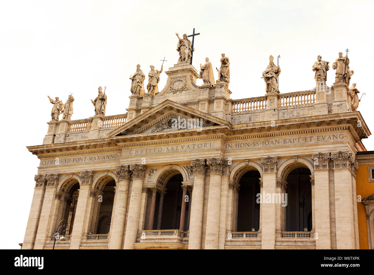 La facciata est della Basilica di San Giovanni in Laterano a Roma Foto Stock